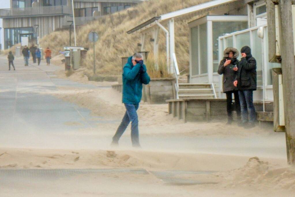Zware storm veel bezoekers naar het strand