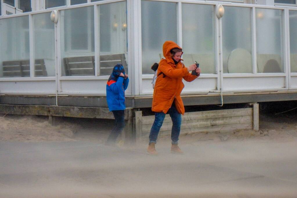 Zware storm veel bezoekers naar het strand
