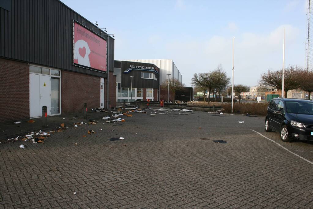 Dak waait deel van pand door storm Eunice