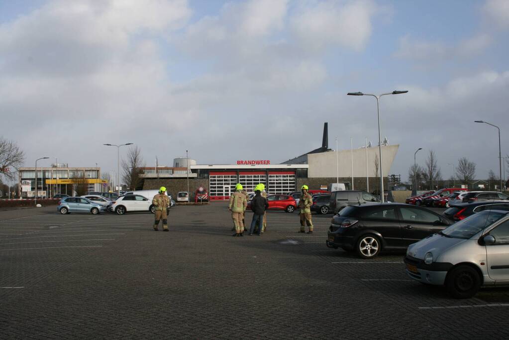 Dak waait deel van pand door storm Eunice