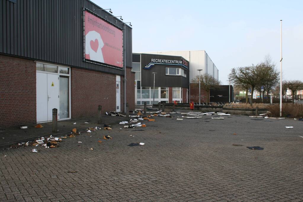Dak waait deel van pand door storm Eunice