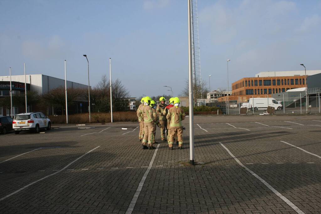 Dak waait deel van pand door storm Eunice