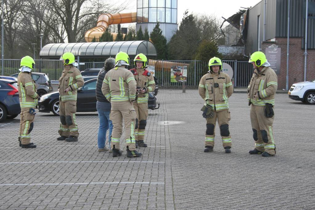 Dak waait deel van pand door storm Eunice