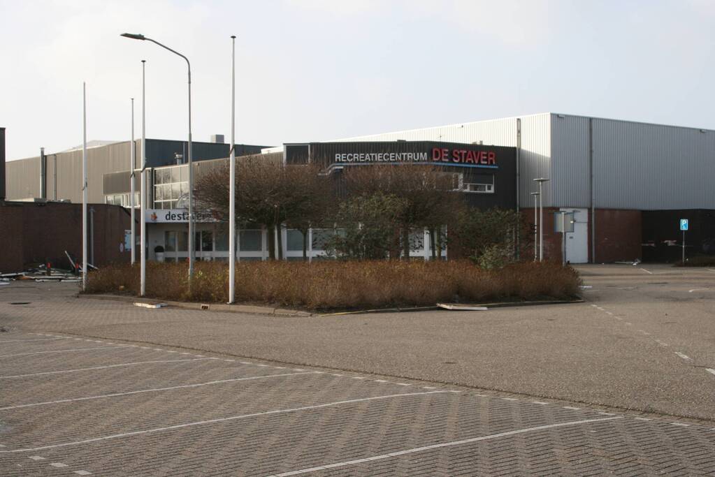 Dak waait deel van pand door storm Eunice