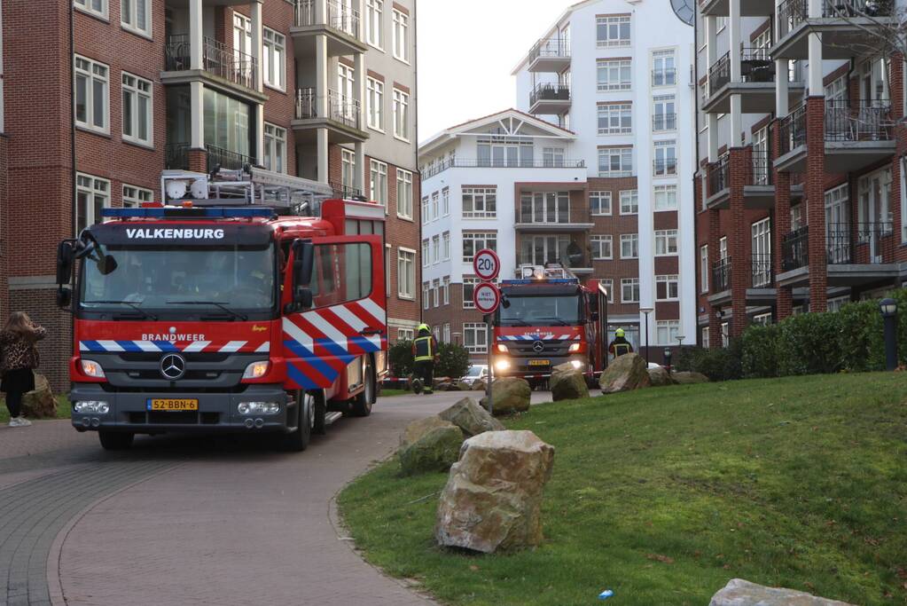 Dakpannen waaien van appartementencomplex