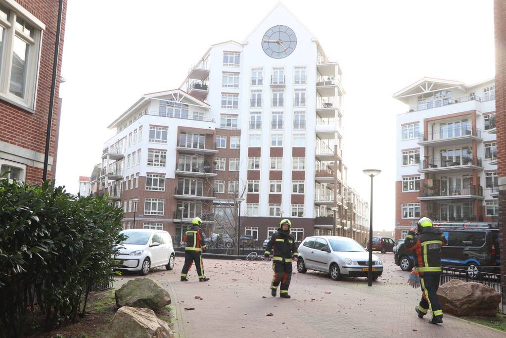 Dakpannen waaien van appartementencomplex