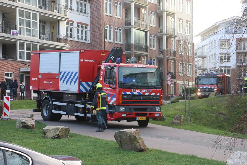 Dakpannen waaien van appartementencomplex