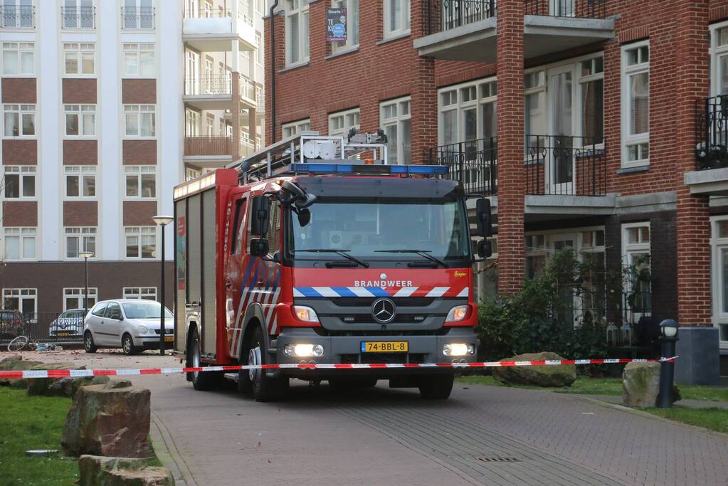 Dakpannen waaien van appartementencomplex