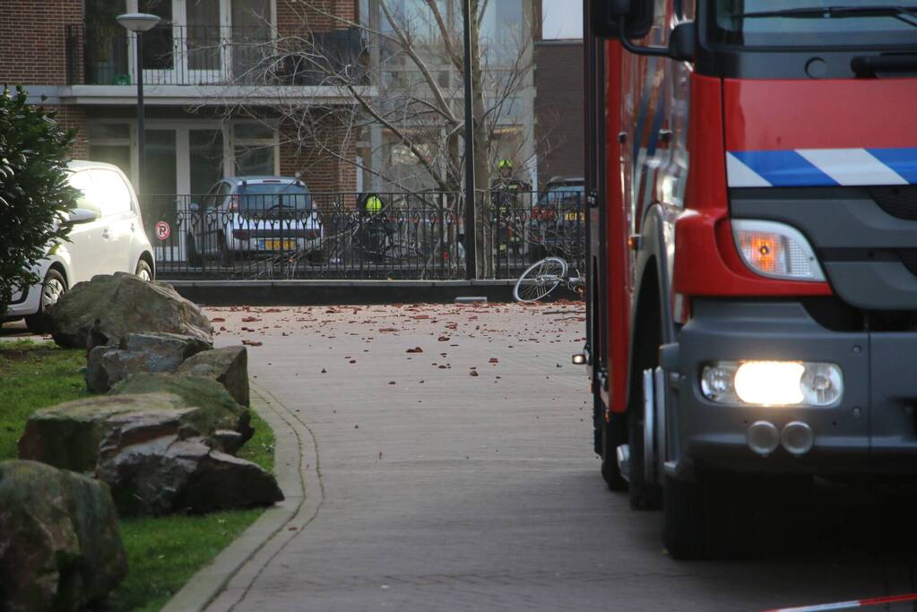 Dakpannen waaien van appartementencomplex