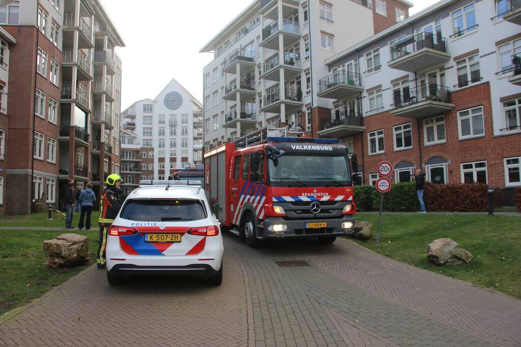 Dakpannen waaien van appartementencomplex