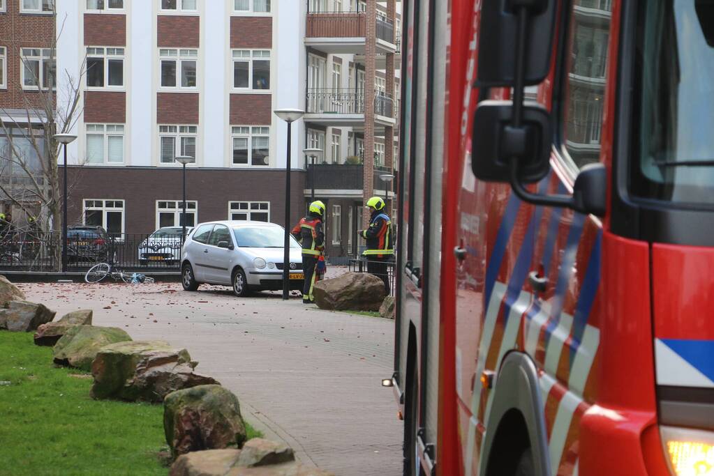 Dakpannen waaien van appartementencomplex