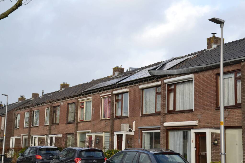 Dakgoot waait van woningen door storm Eunice
