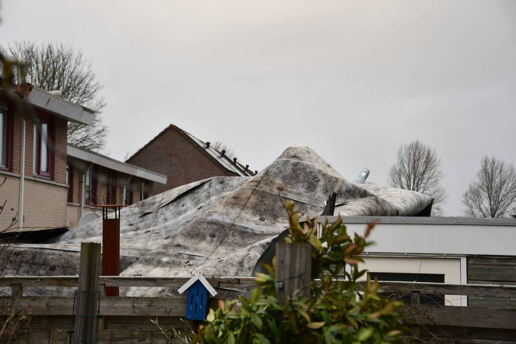 Dakbedekking waait van rijtjeswoning af