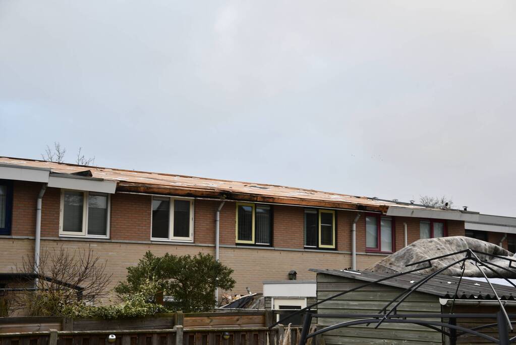 Dakbedekking waait van rijtjeswoning af