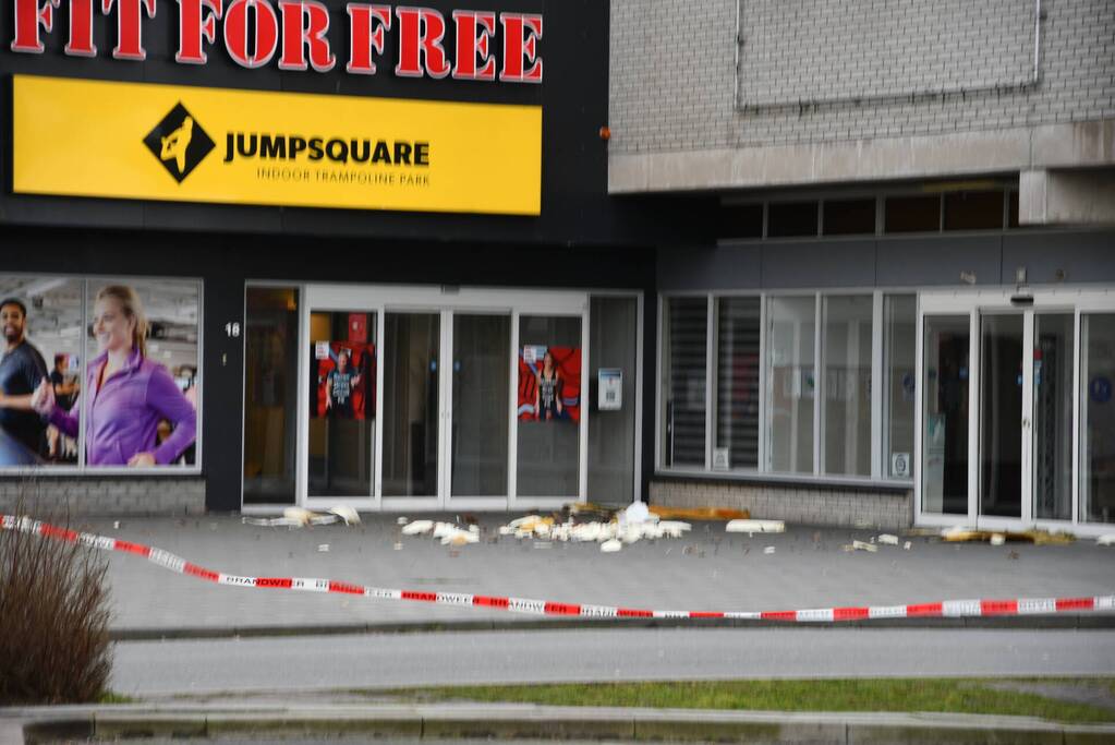 Dakbeplating van pand laat los door harde wind