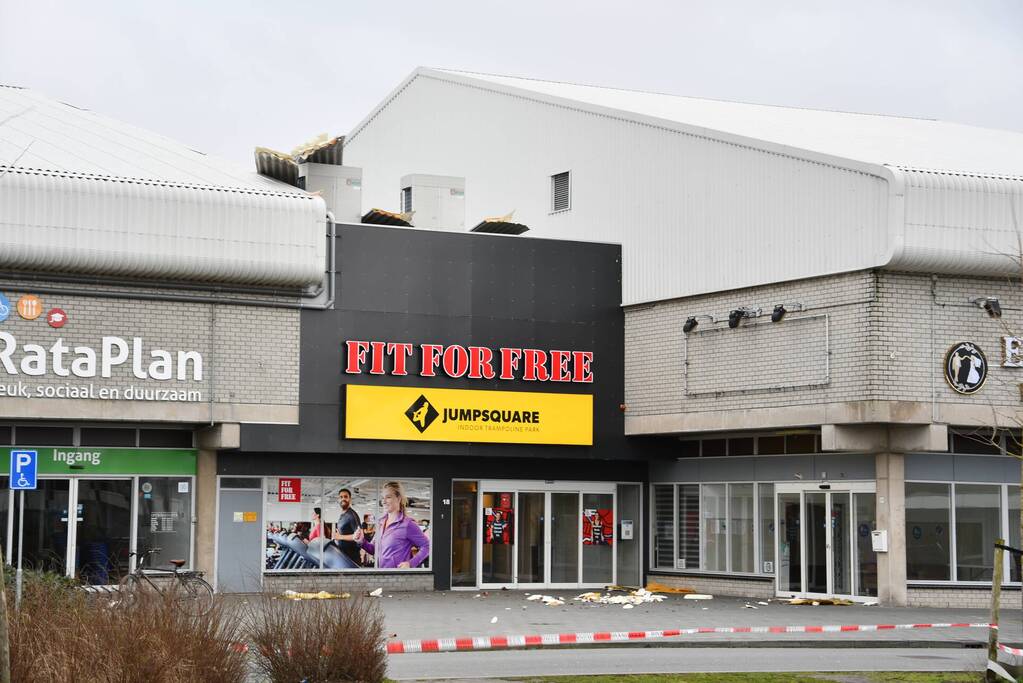 Dakbeplating van pand laat los door harde wind