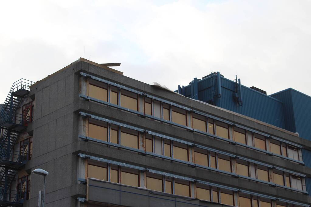 Dak waait los van ziekenhuis