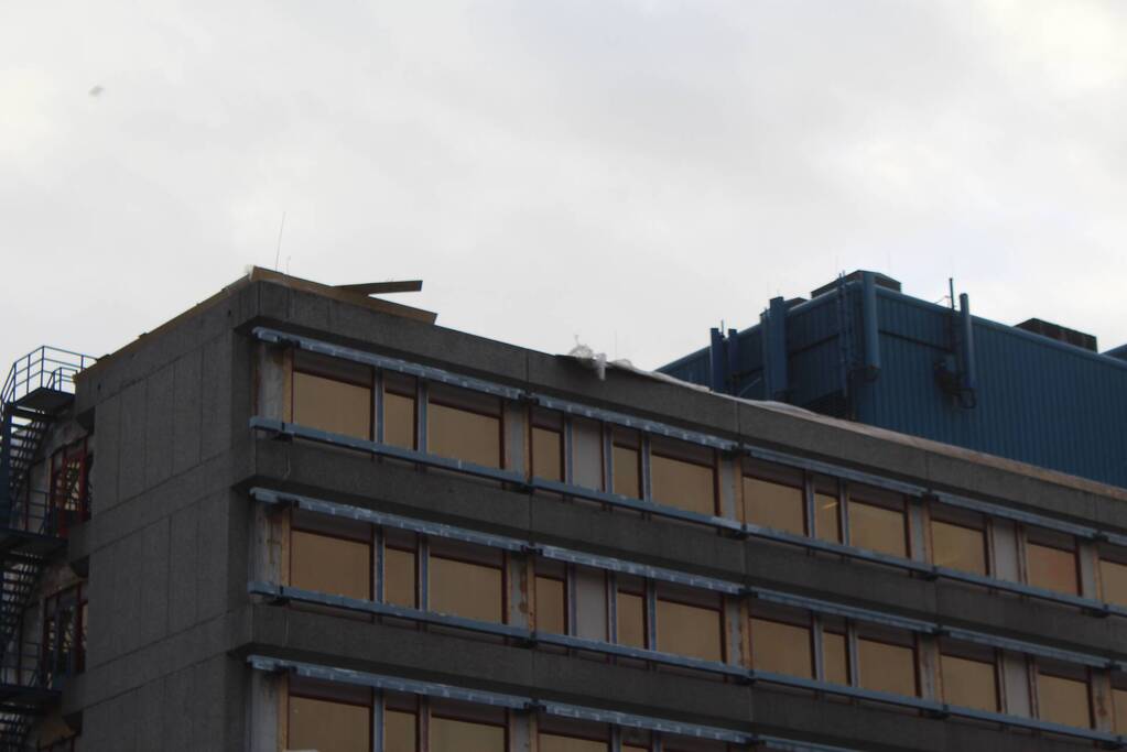 Dak waait los van ziekenhuis