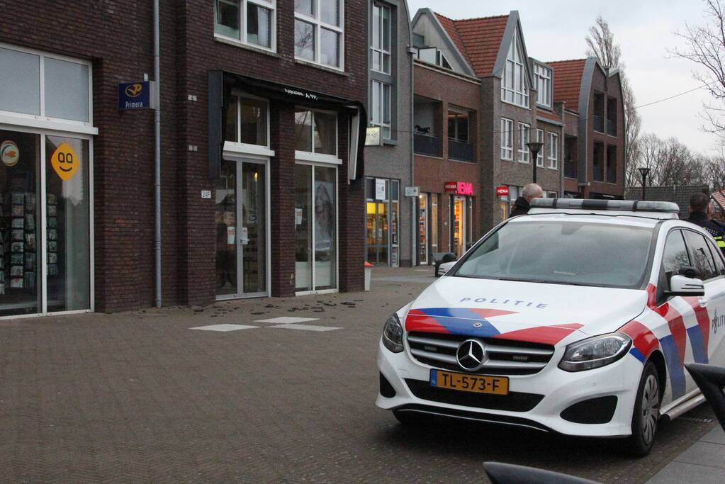 Dakpannen vallen van winkelcentrum Eemnes