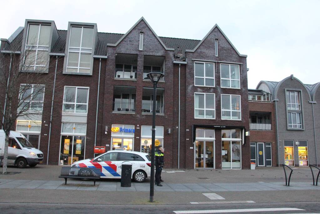 Dakpannen vallen van winkelcentrum Eemnes