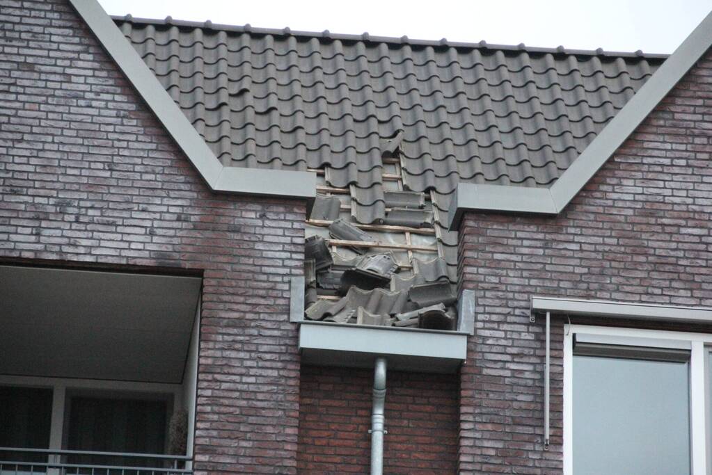 Dakpannen vallen van winkelcentrum Eemnes