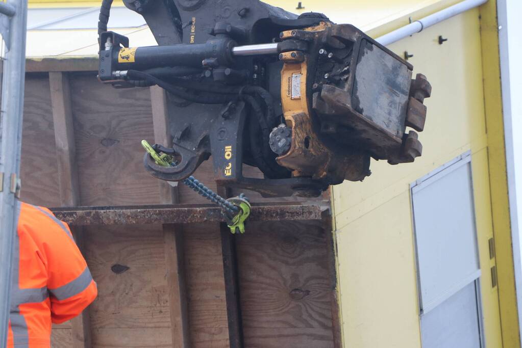 Bouwkeet waait om en belandt op wegdek