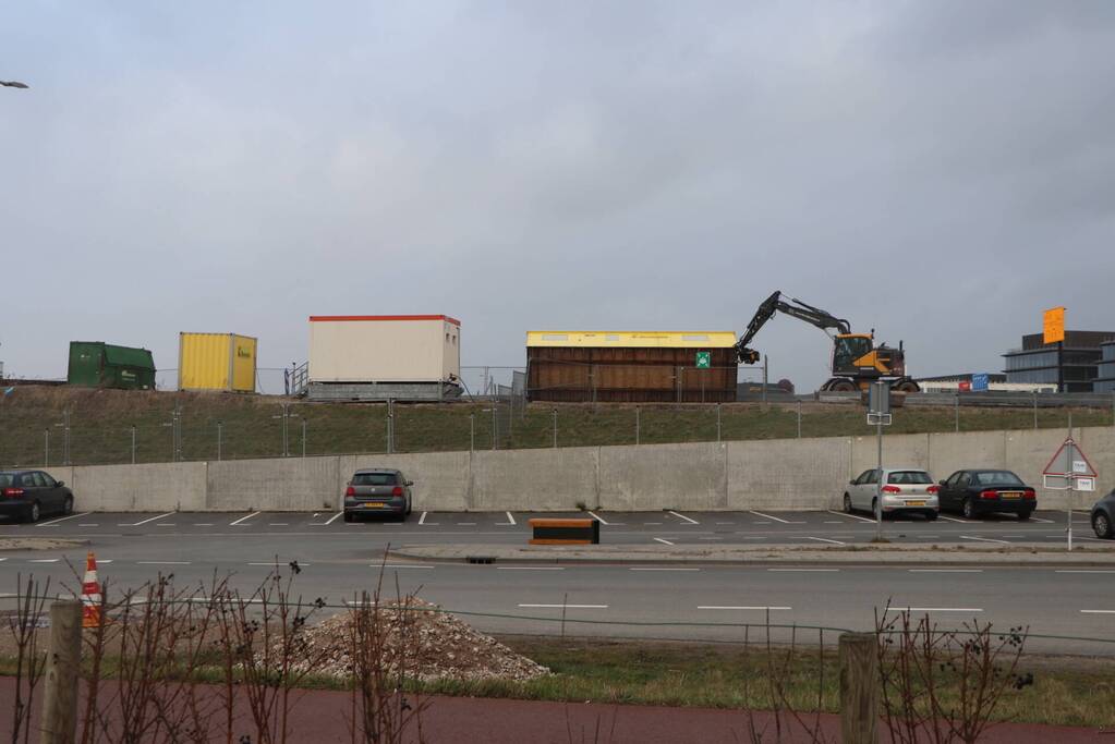 Bouwkeet waait om en belandt op wegdek