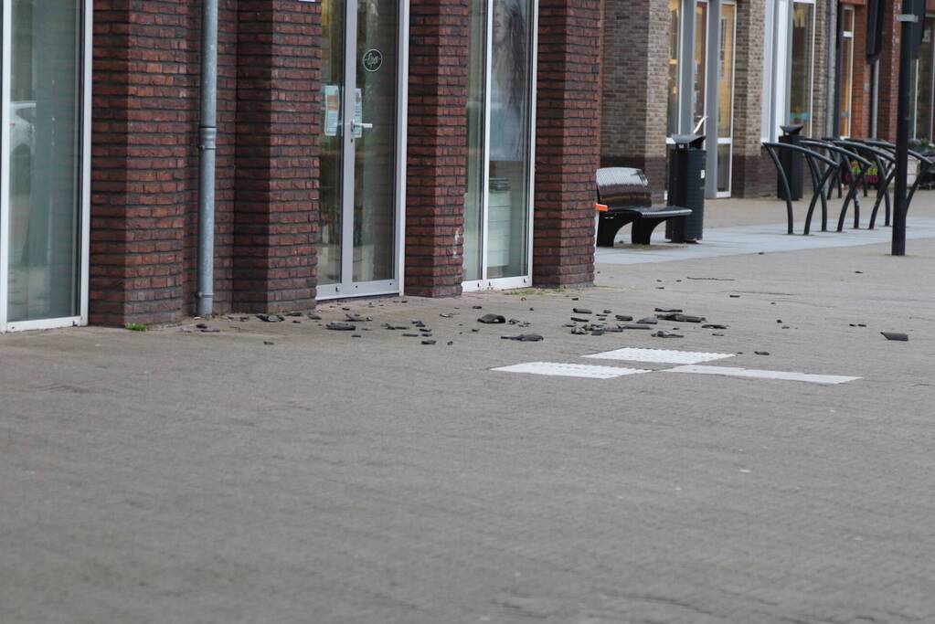 Dakpannen vallen van winkelcentrum Eemnes