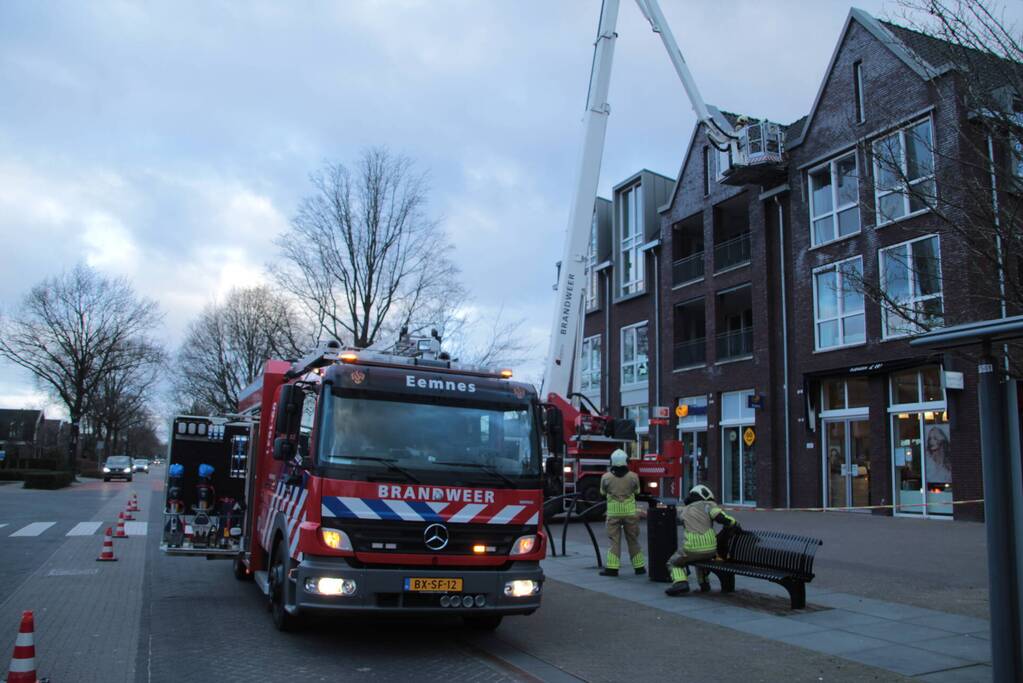 Dakpannen vallen van winkelcentrum Eemnes