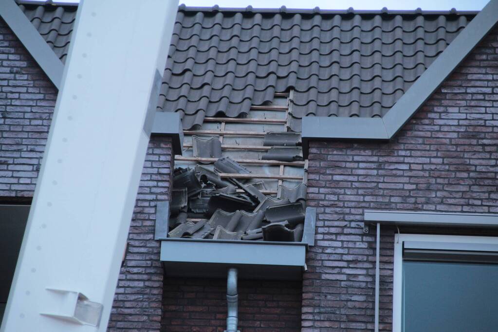 Dakpannen vallen van winkelcentrum Eemnes