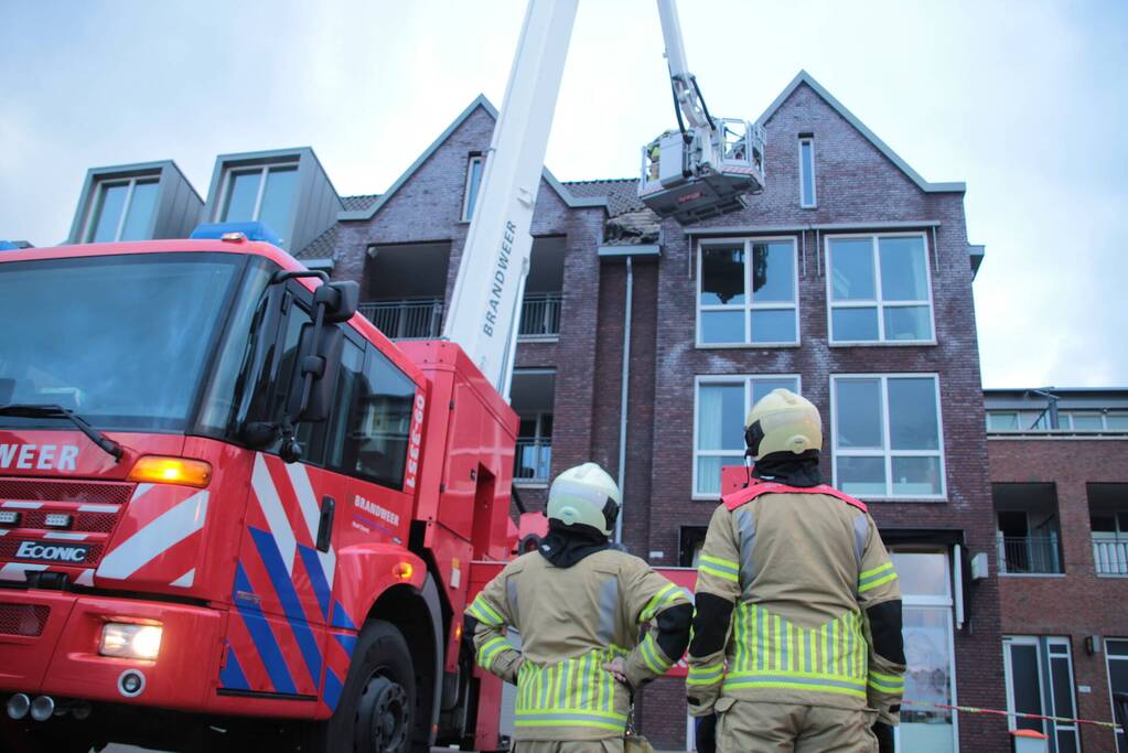 Dakpannen vallen van winkelcentrum Eemnes