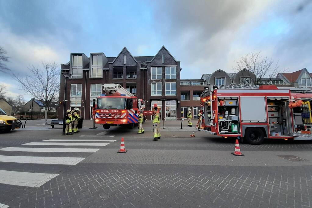 Dakpannen vallen van winkelcentrum Eemnes