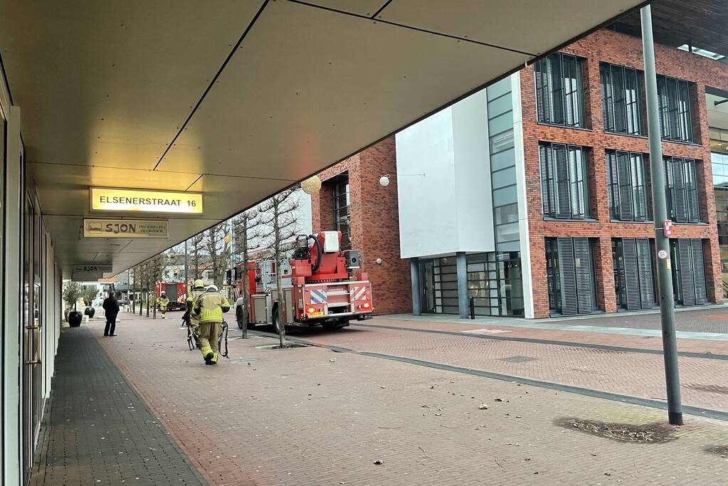 Dak van gemeentehuis los door harde wind