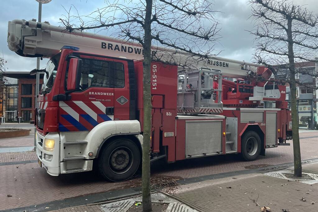 Dak van gemeentehuis los door harde wind