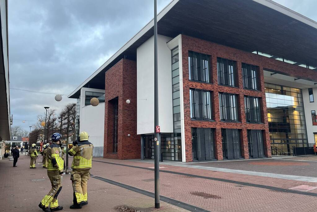 Dak van gemeentehuis los door harde wind