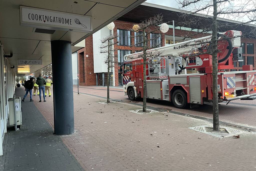 Dak van gemeentehuis los door harde wind
