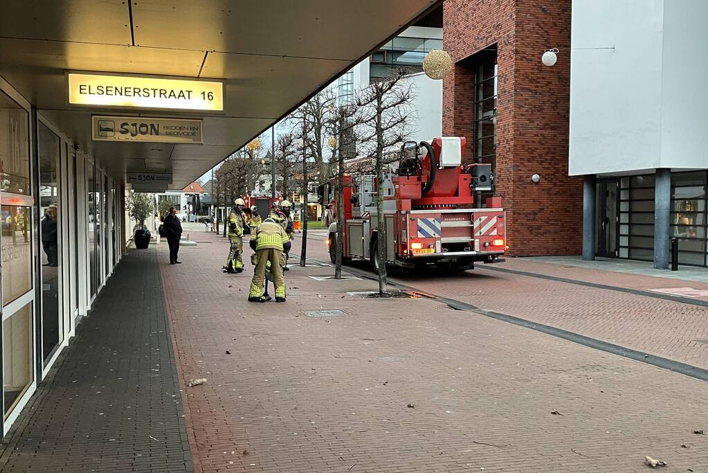 Dak van gemeentehuis los door harde wind