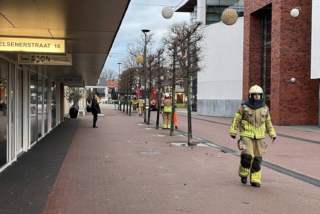 Dak van gemeentehuis los door harde wind