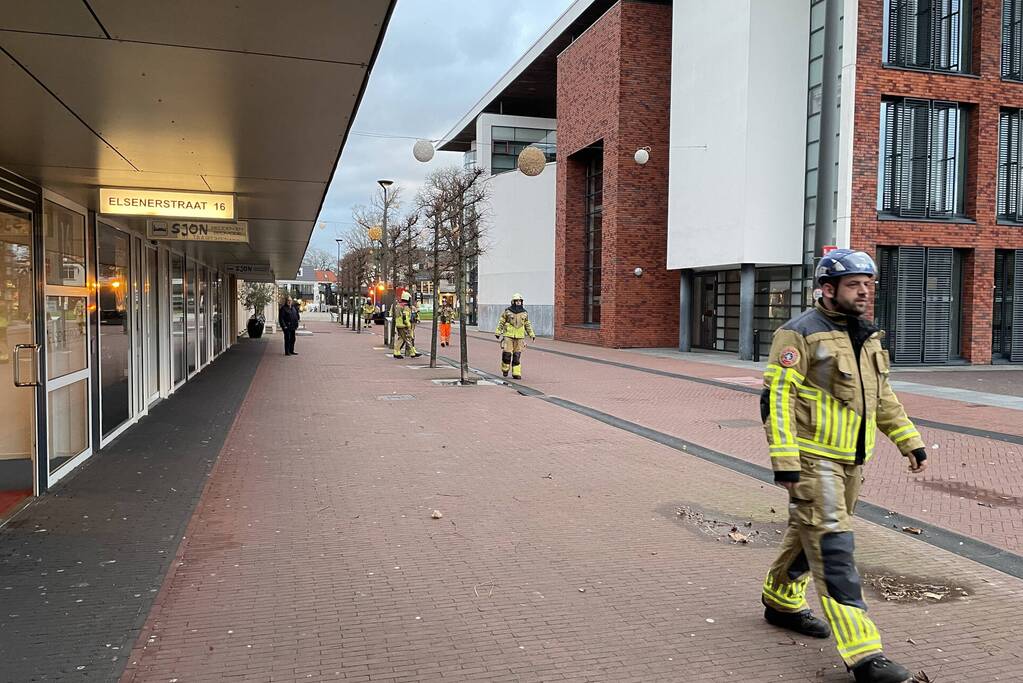 Dak van gemeentehuis los door harde wind