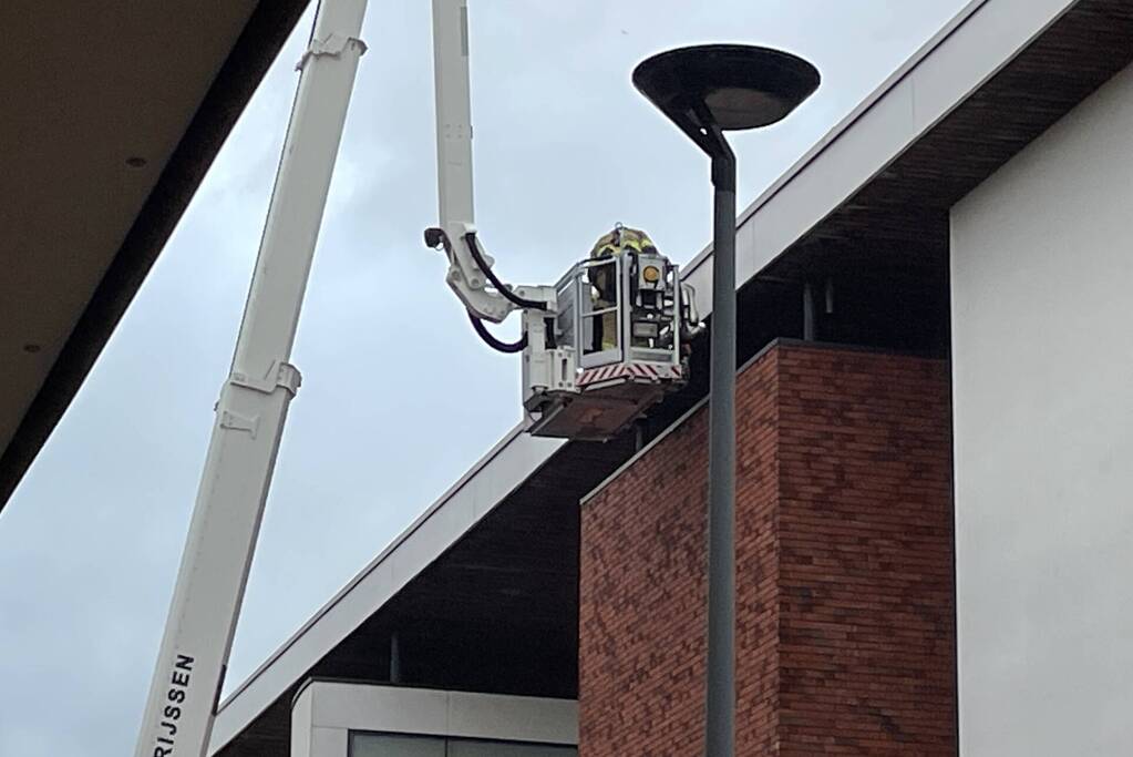 Dak van gemeentehuis los door harde wind