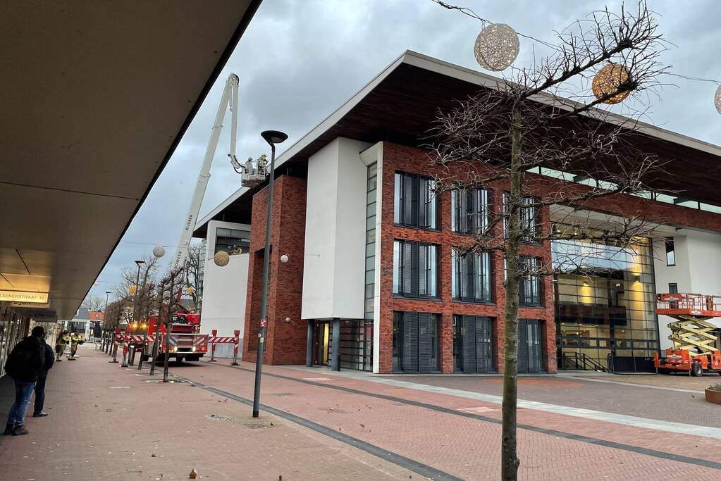 Dak van gemeentehuis los door harde wind