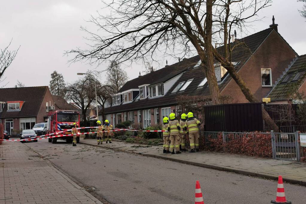 Grote boom omgezaagd door brandweer