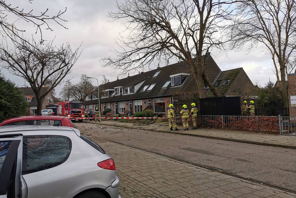 Grote boom omgezaagd door brandweer