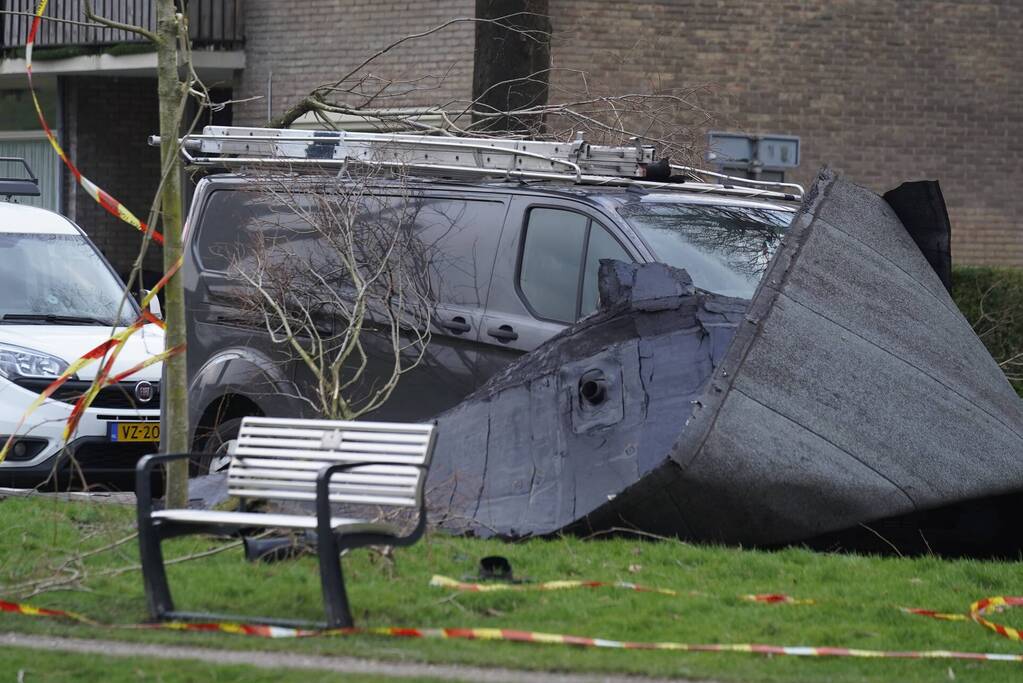 Dakbedekking belandt op voertuigen