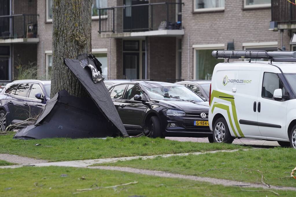 Dakbedekking belandt op voertuigen
