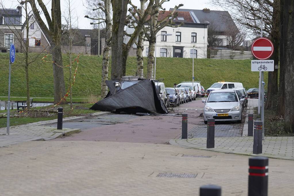 Dakbedekking belandt op voertuigen