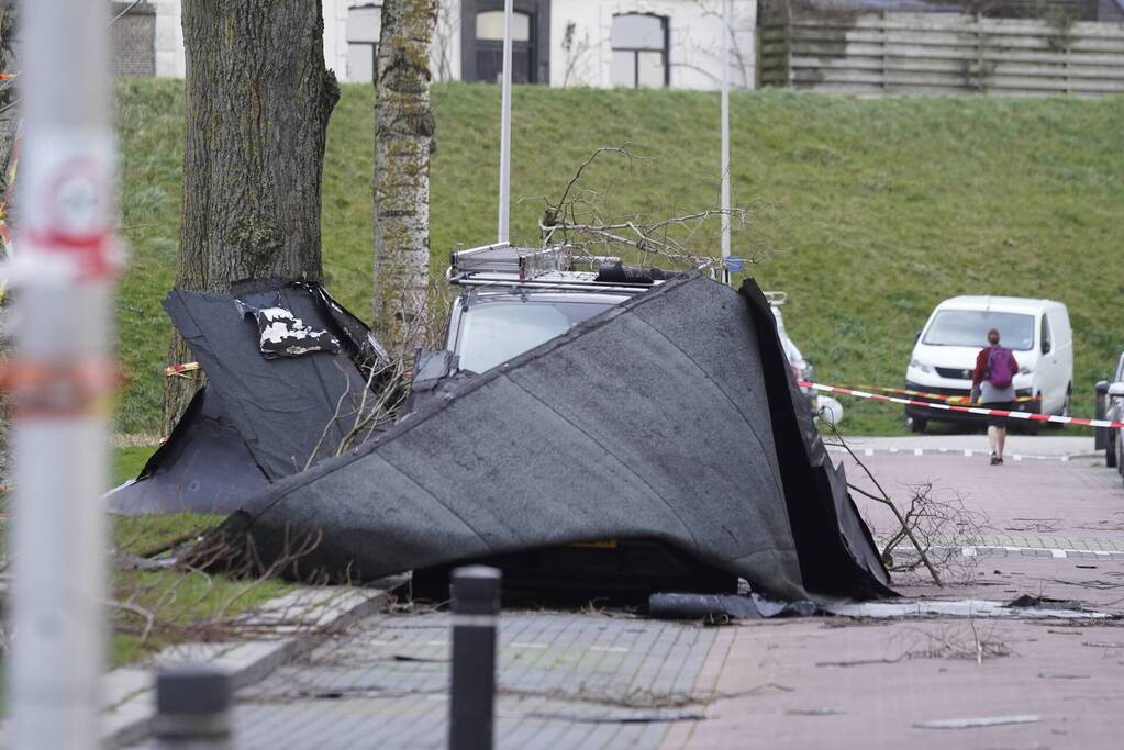 Dakbedekking belandt op voertuigen