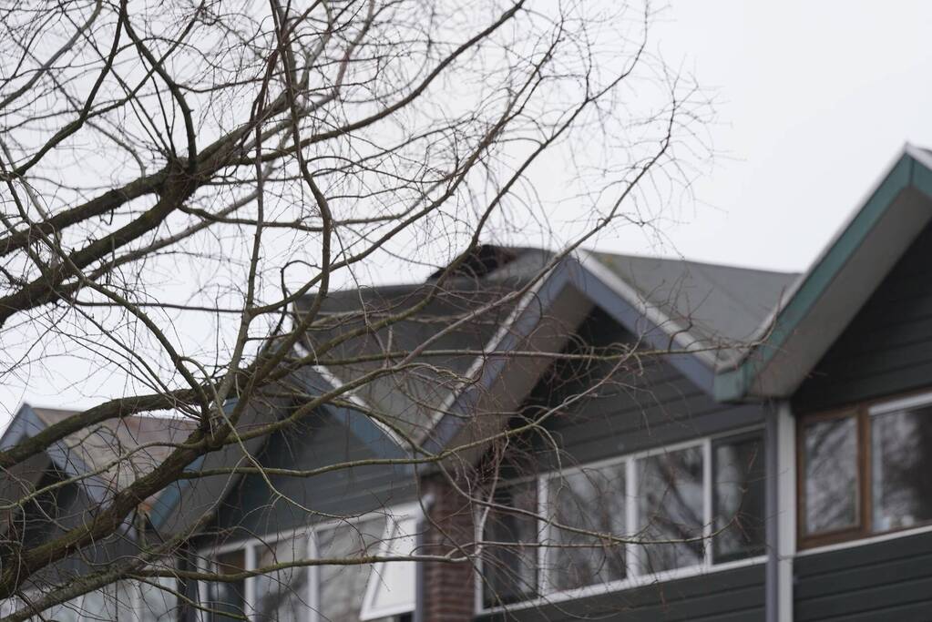 Dakbedekking belandt op voertuigen