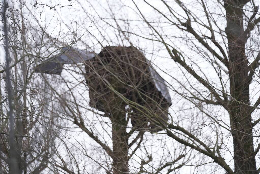Dakbedekking belandt op voertuigen
