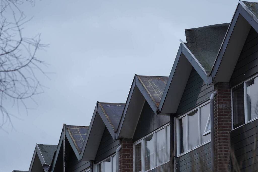 Dakbedekking belandt op voertuigen